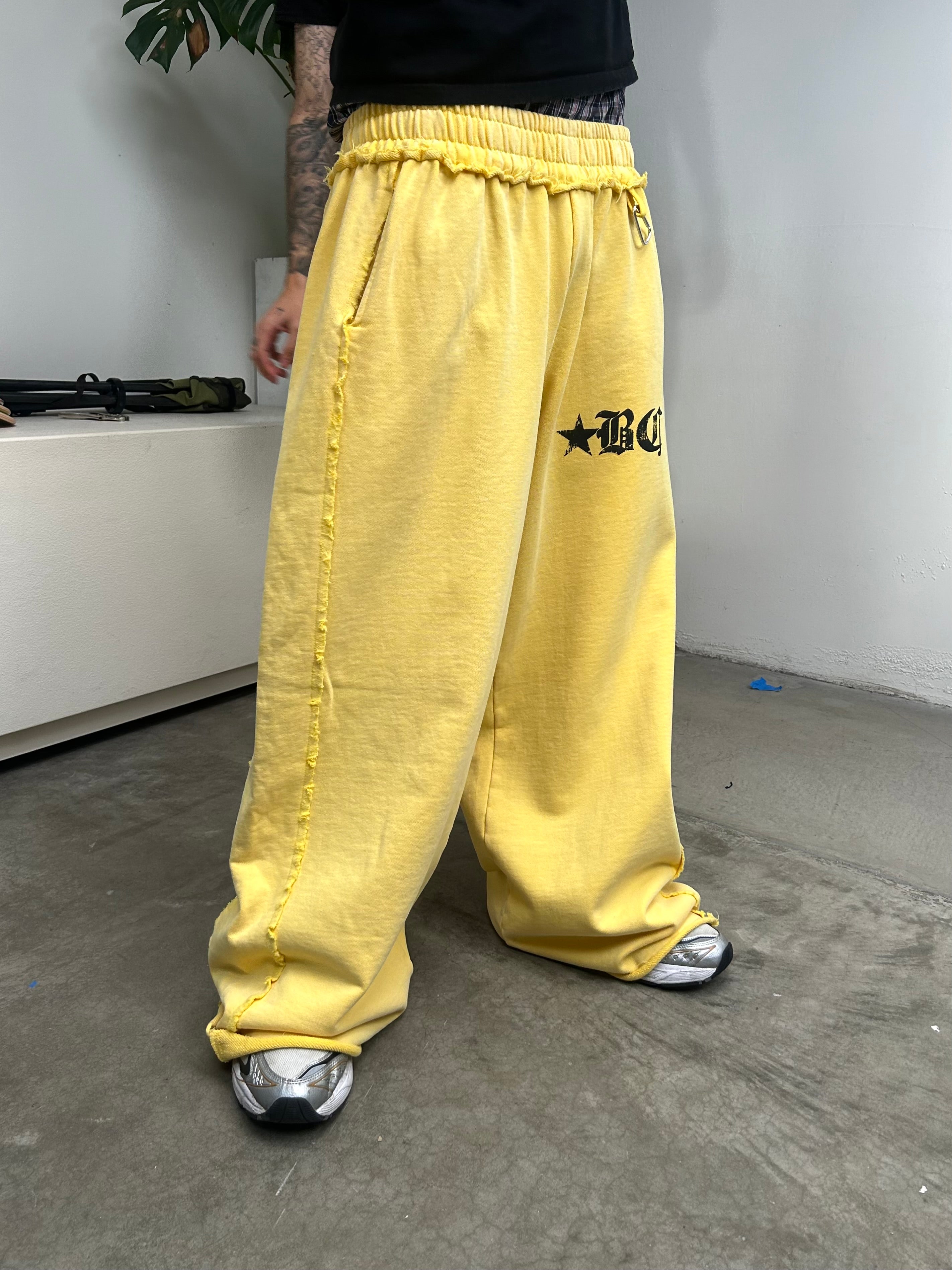 DISTRESSED SWEATPANTS (WASHED YELLOW)