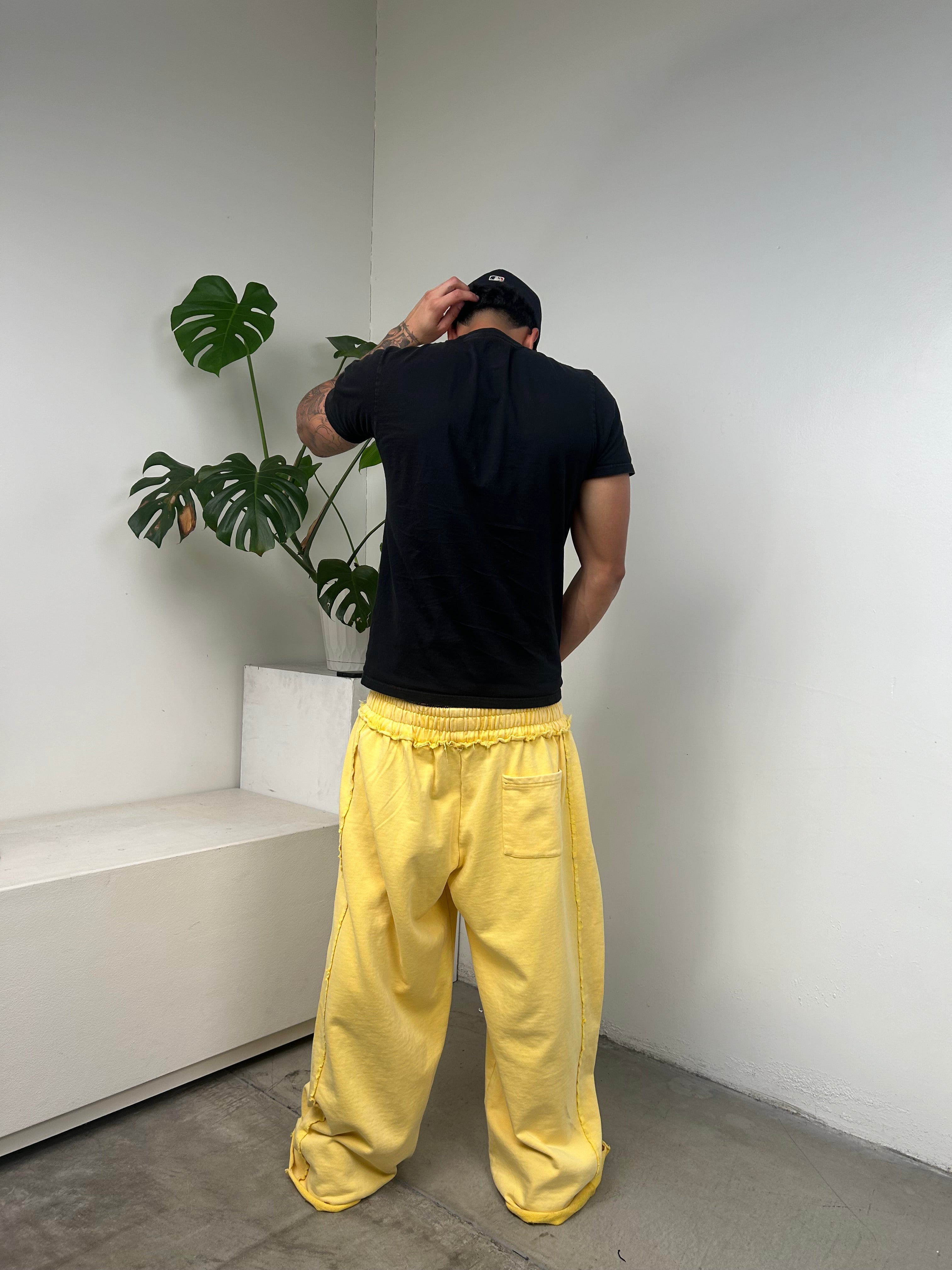 DISTRESSED SWEATPANTS (WASHED YELLOW)