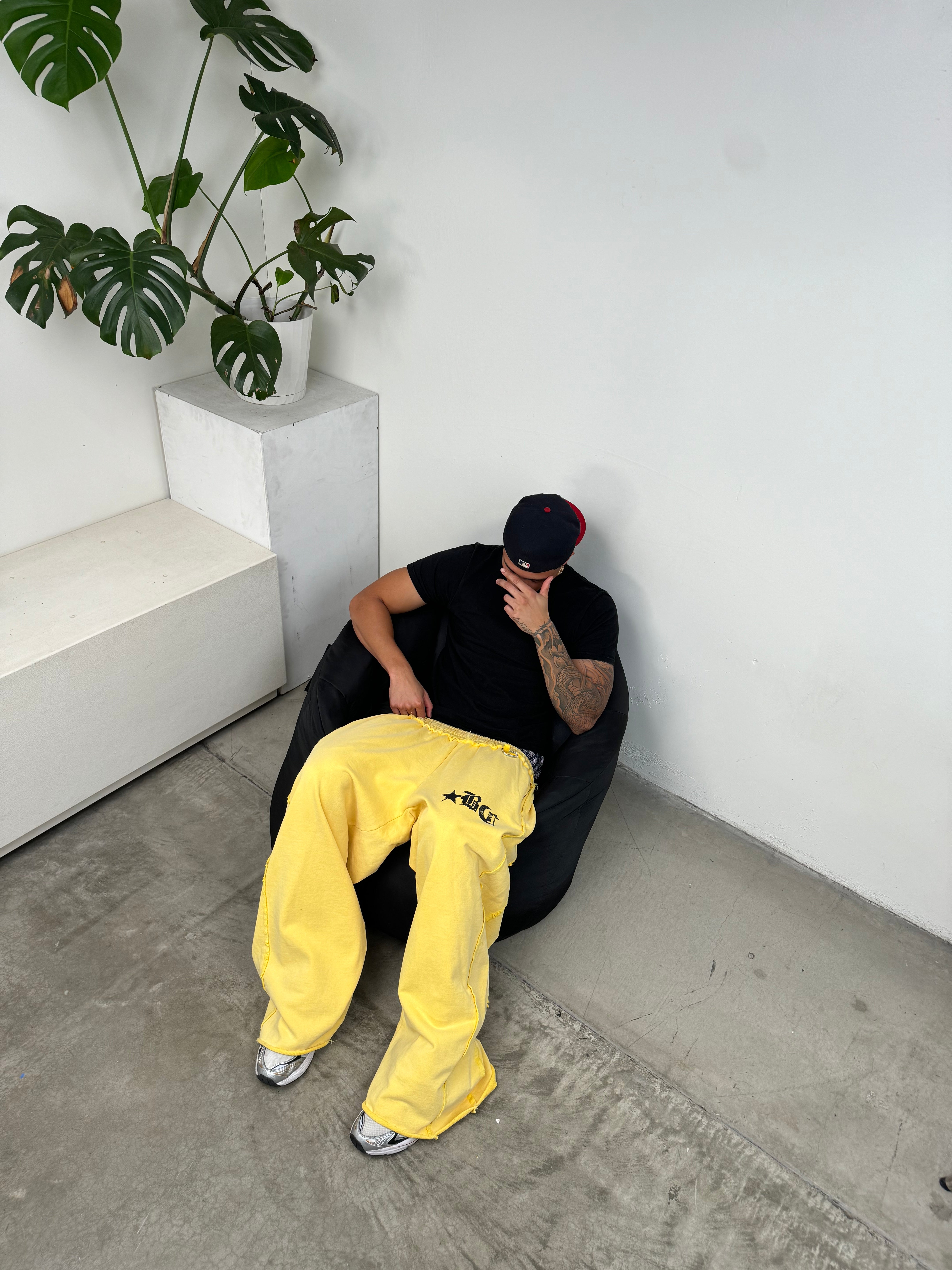 DISTRESSED SWEATPANTS (WASHED YELLOW)