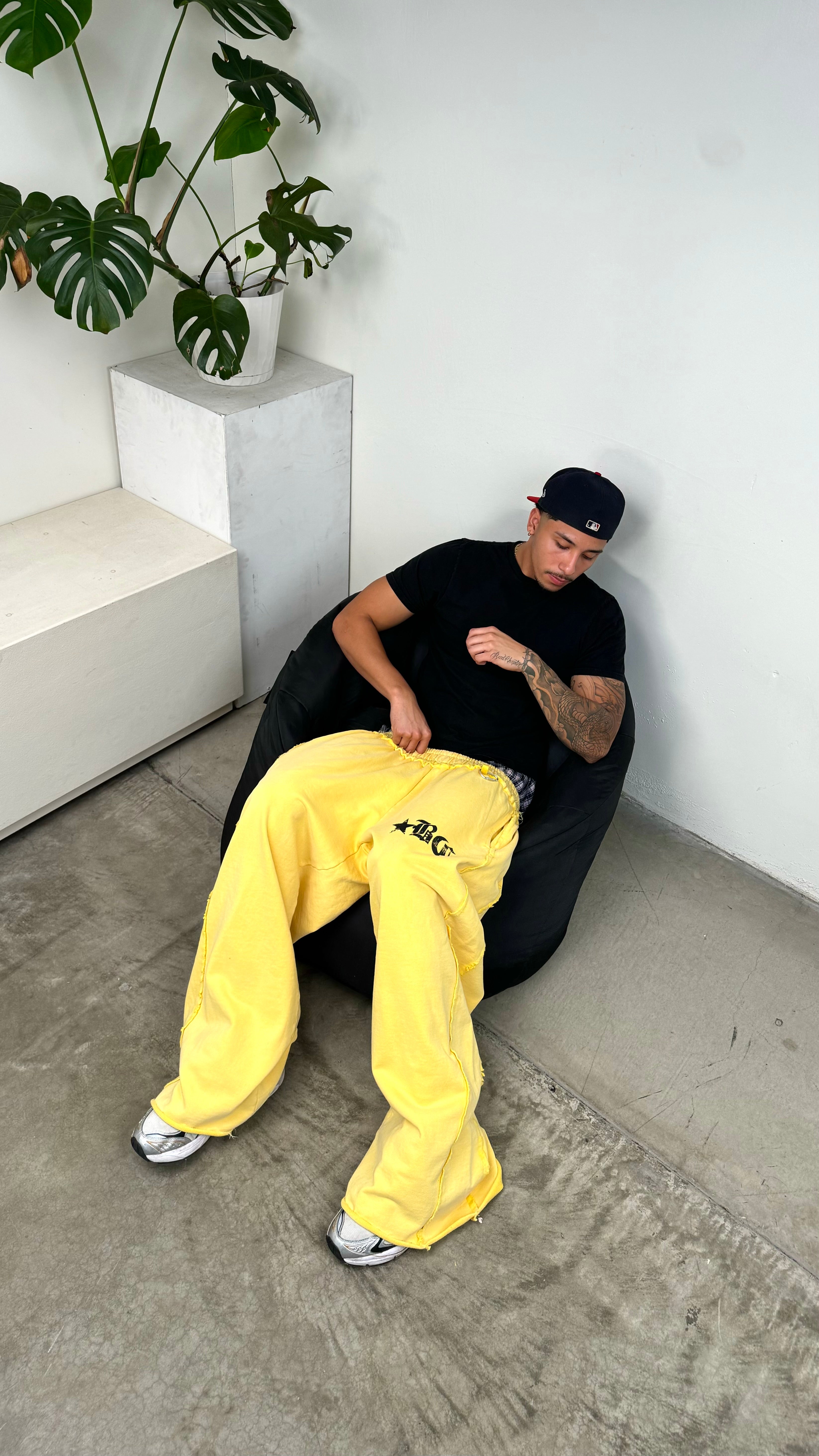 DISTRESSED SWEATPANTS (WASHED YELLOW)